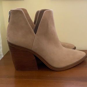 Gigietta Bootie in Tortilla suede